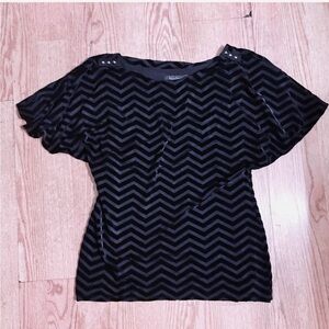 White House Black Market Black Zigzag Top W/Poet Ruffle Short Sleeve Size Small